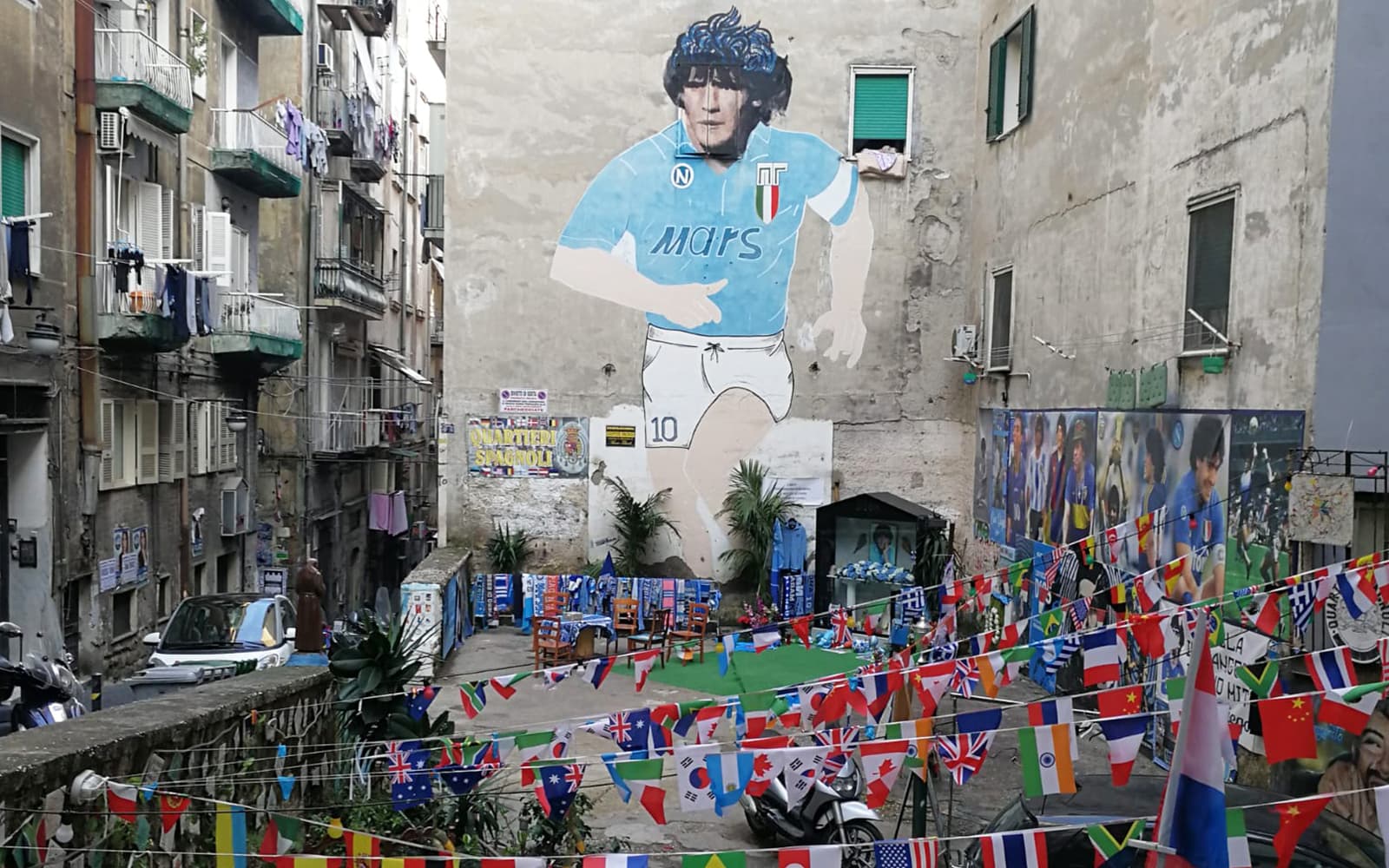 Guided Tour of Naples Dedicated to Maradona by Train from Rome