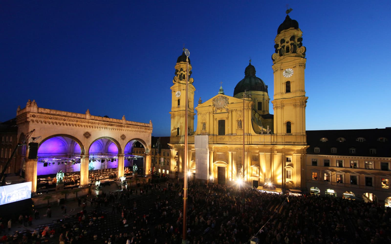 German Guided Evening Walking Tour in Munich