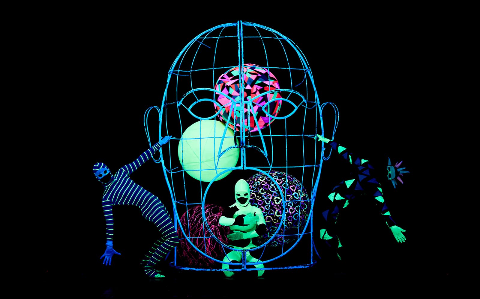 Tickets to the WOW Show Black Light Theater in Prague - Features | TickYourList