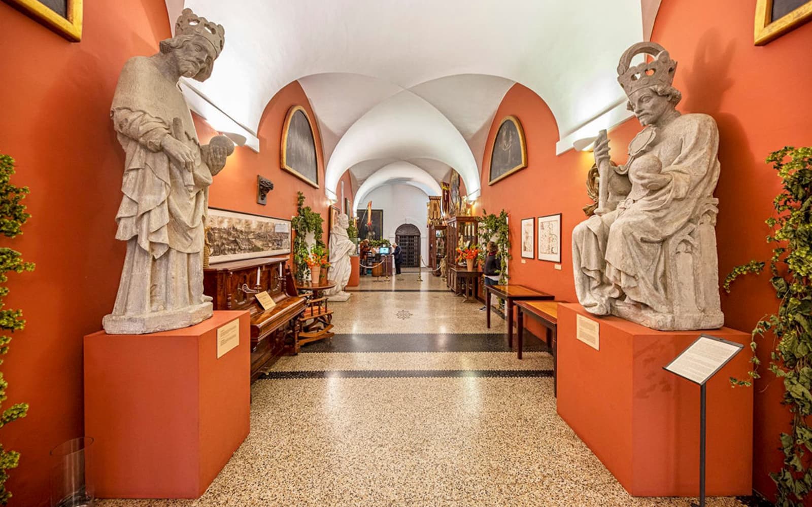1-Hour Prague Historical Sightseeing Cruise with Drink & Snack tickets in Prague - Features | TickYourList