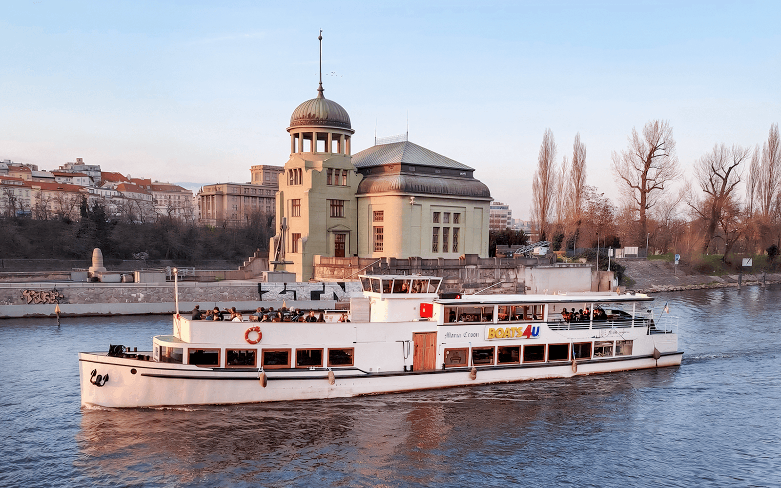 1-Hour Cruise with a Hot Drink & Homemade Dessert