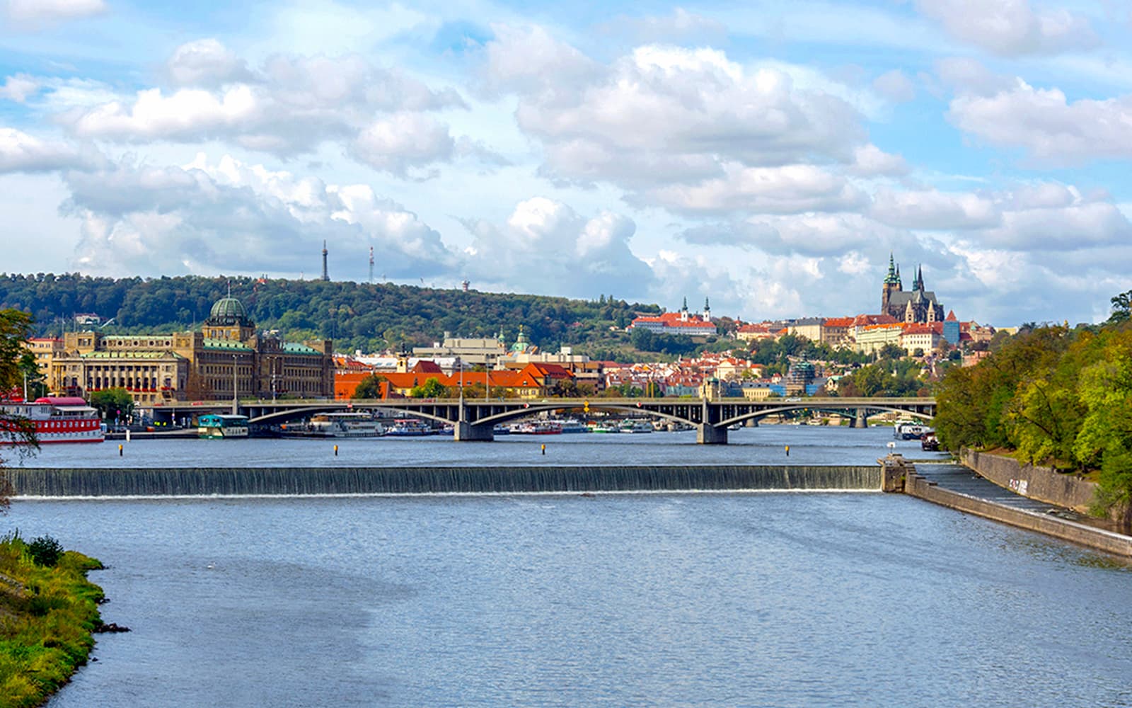1-Hour Cruise with a Hot Drink & Homemade Dessert tickets in Prague - Highlights | TickYourList