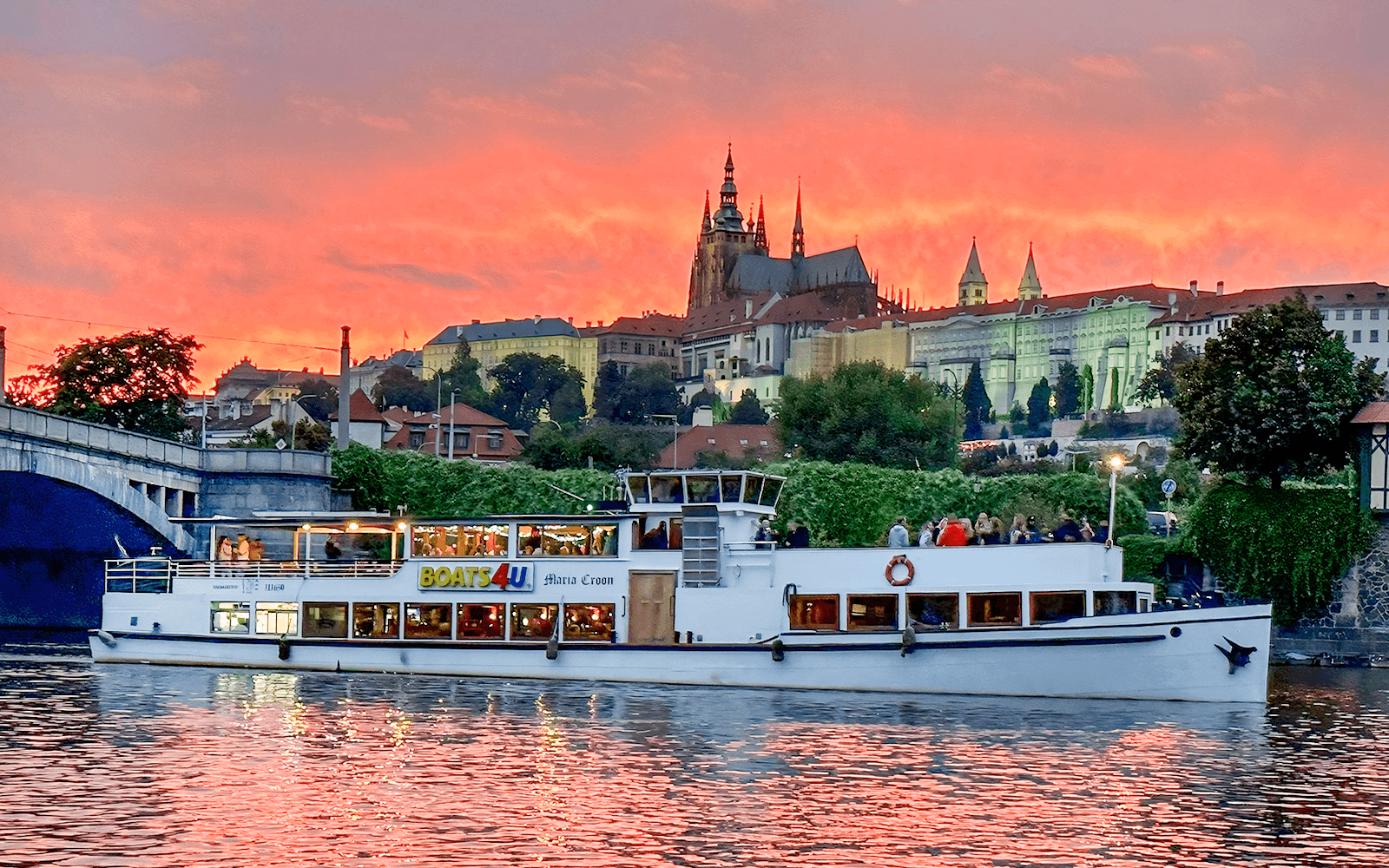 1-Hour Cruise with a Hot Drink & Homemade Dessert tickets in Prague - Full Experience | TickYourList