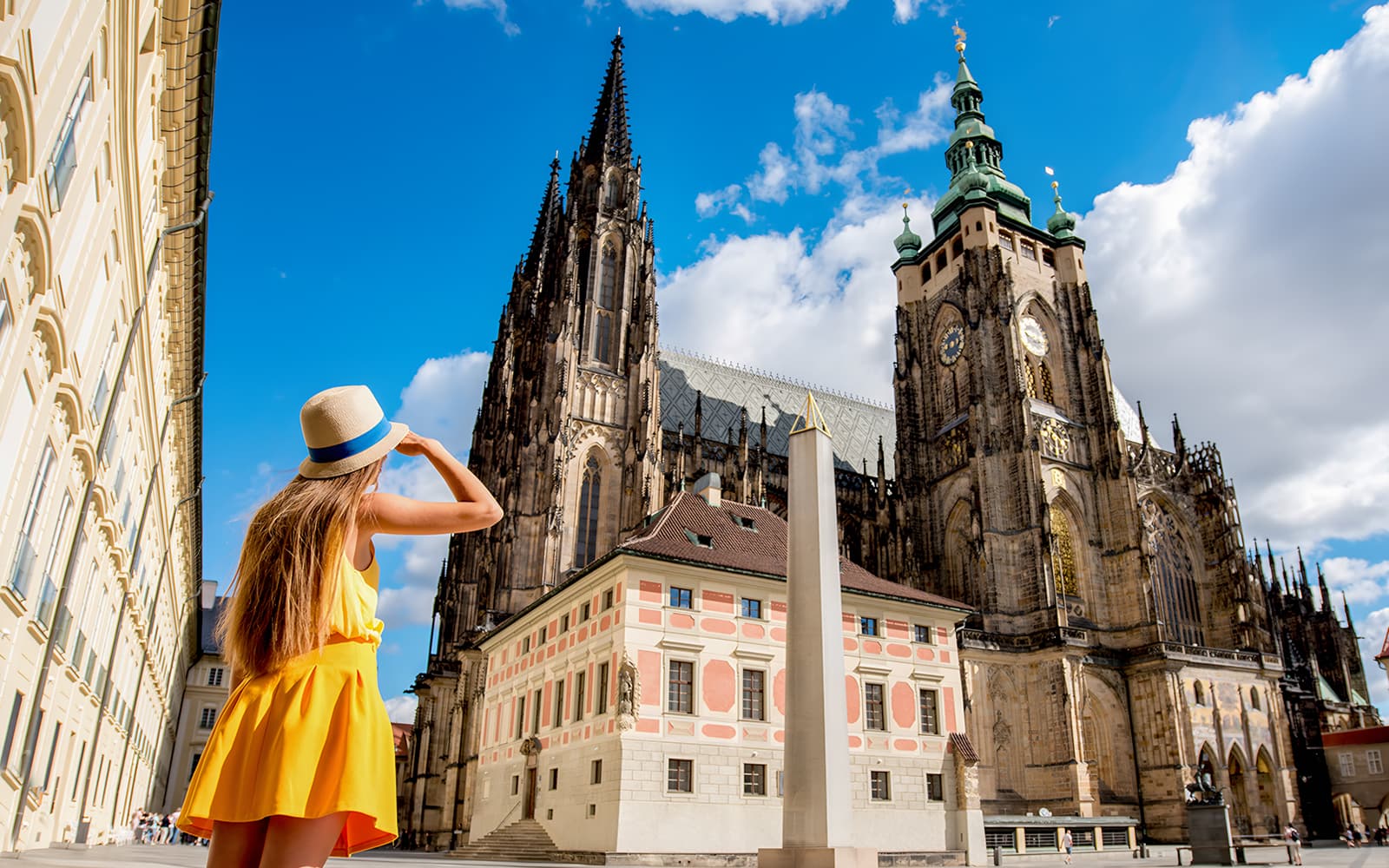 Combo: Prague Castle Guided Tour, River Cruise & Bus Transfer