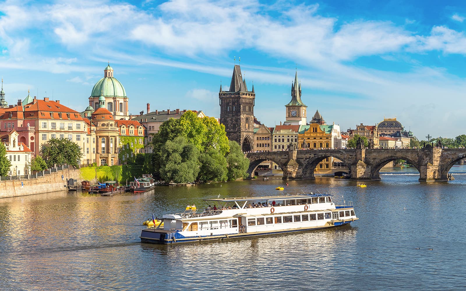 Combo: Prague Castle Guided Tour, River Cruise & Bus Transfer tickets in Prague - Features | TickYourList