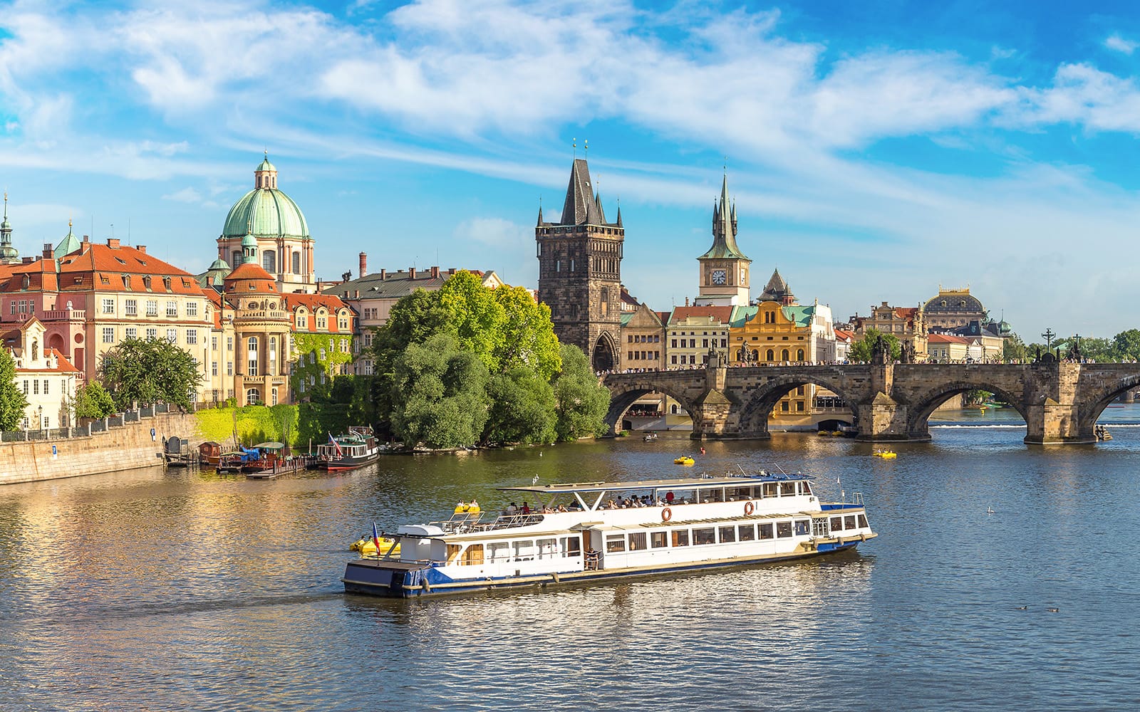 Combo: Prague Castle Guided Tour, River Cruise & Bus Transfer tickets in Prague - Features | TickYourList