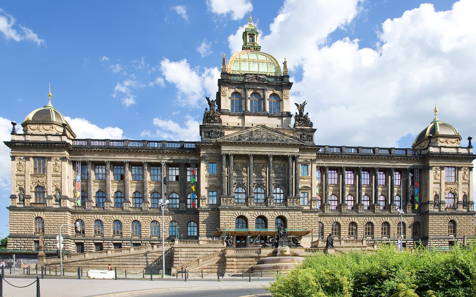 Combo (Save 8%): Prague Castle Guided Tour + Hop-on Hop-off Bus Tour tickets in Prague - Features | TickYourList