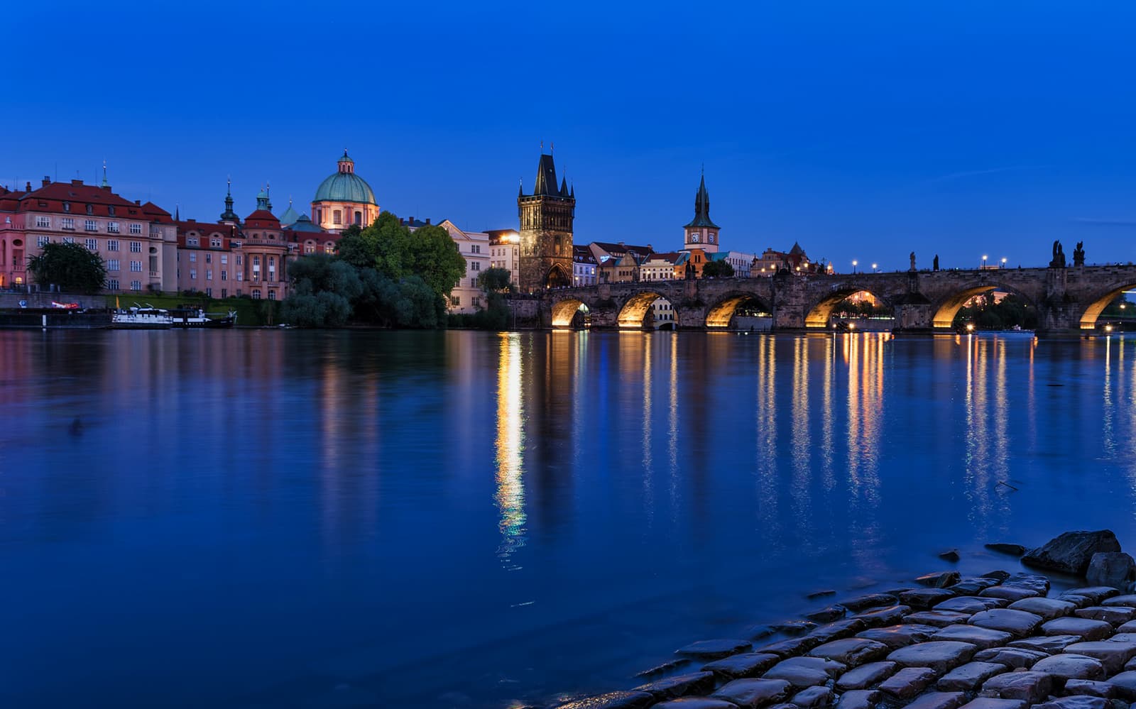 3-Hour Guided Walking Tour of Prague with a Drink & Transfers