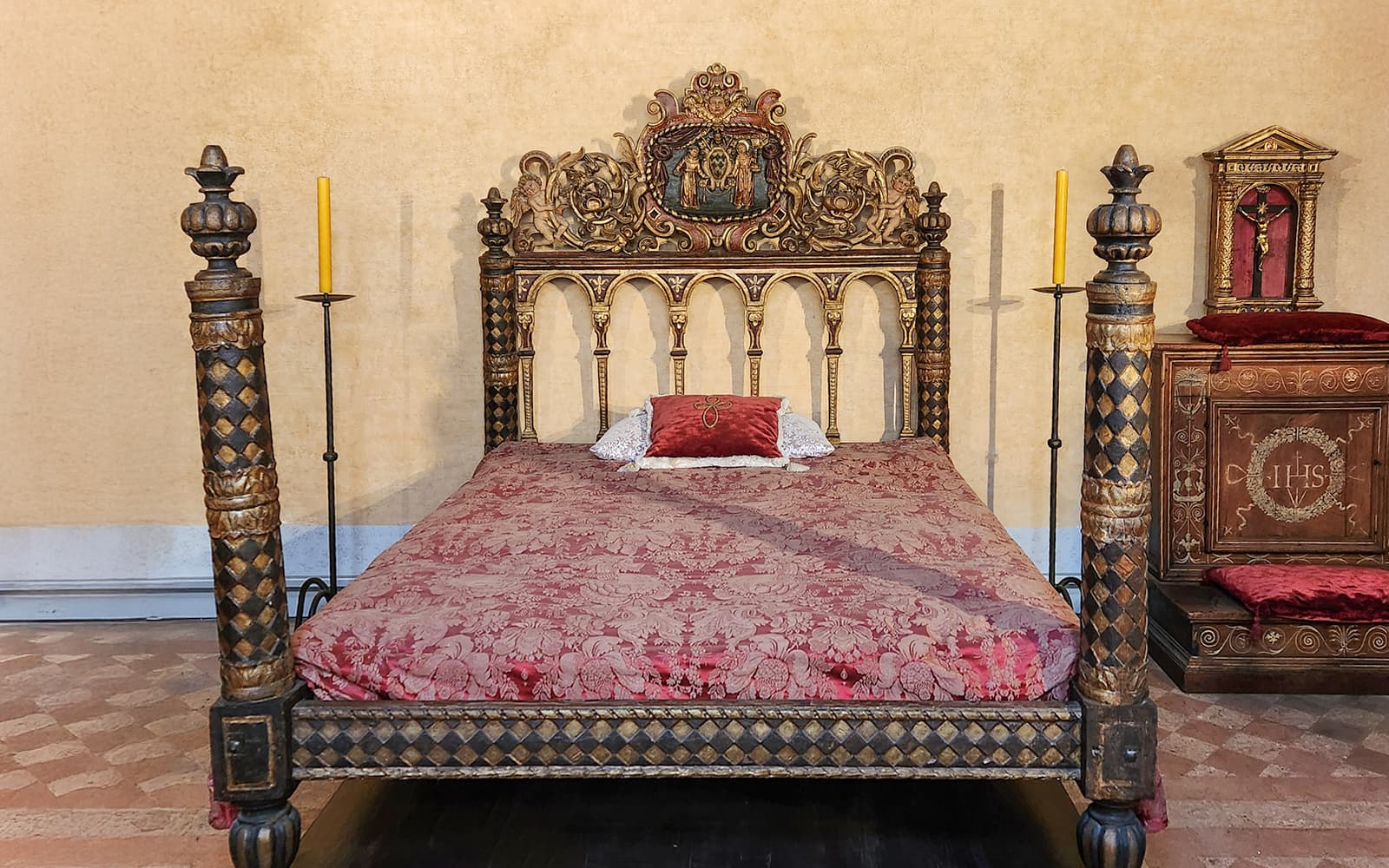 Combo (Save 5%): Vatican Museums, Sistine Chapel and Castel Sant'Angelo Priority Access Tickets in Rome - Features | TickYourList