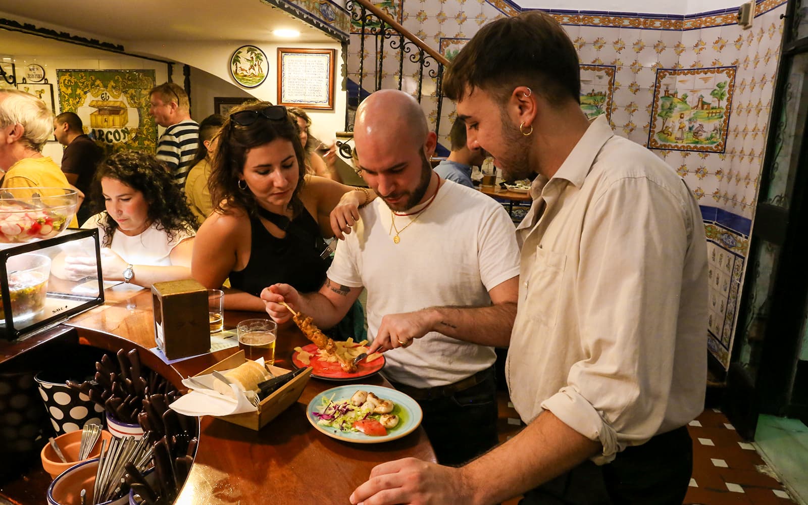 Guided Tour of Triana with Flamenco Tickets and Tapas