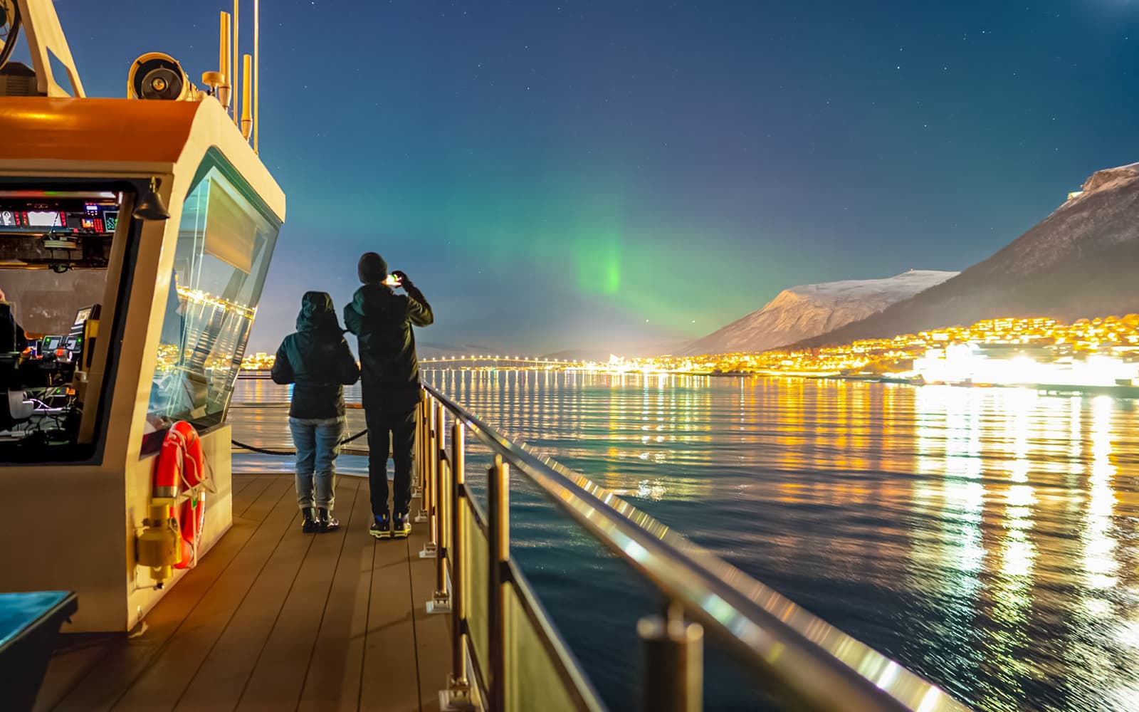 3.5-Hour Electric Northern Lights Guided Cruise with Light Meals