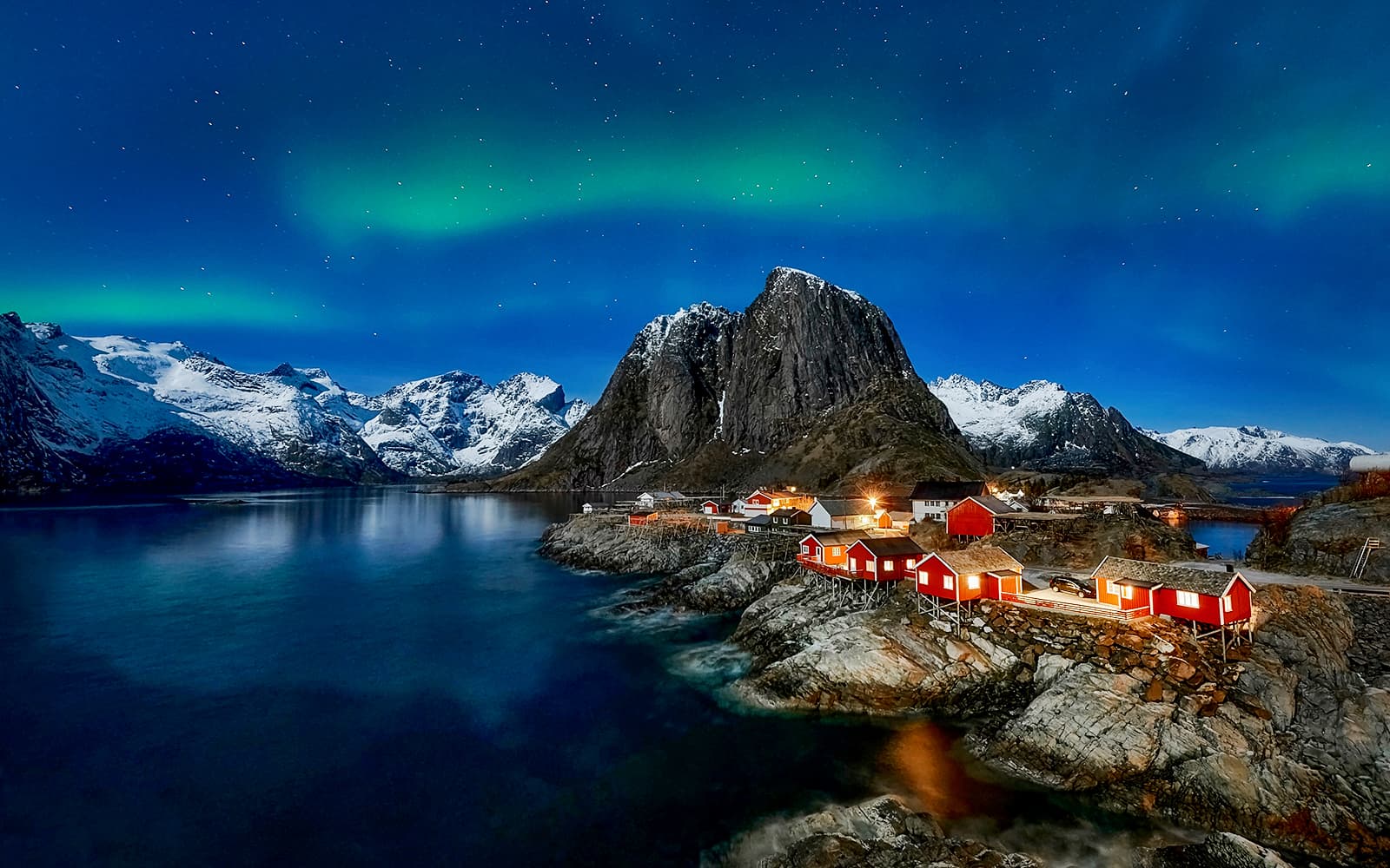Northern Lights Chase Minibus Tour with Campfire tickets in Tromso - Activities | TickYourList