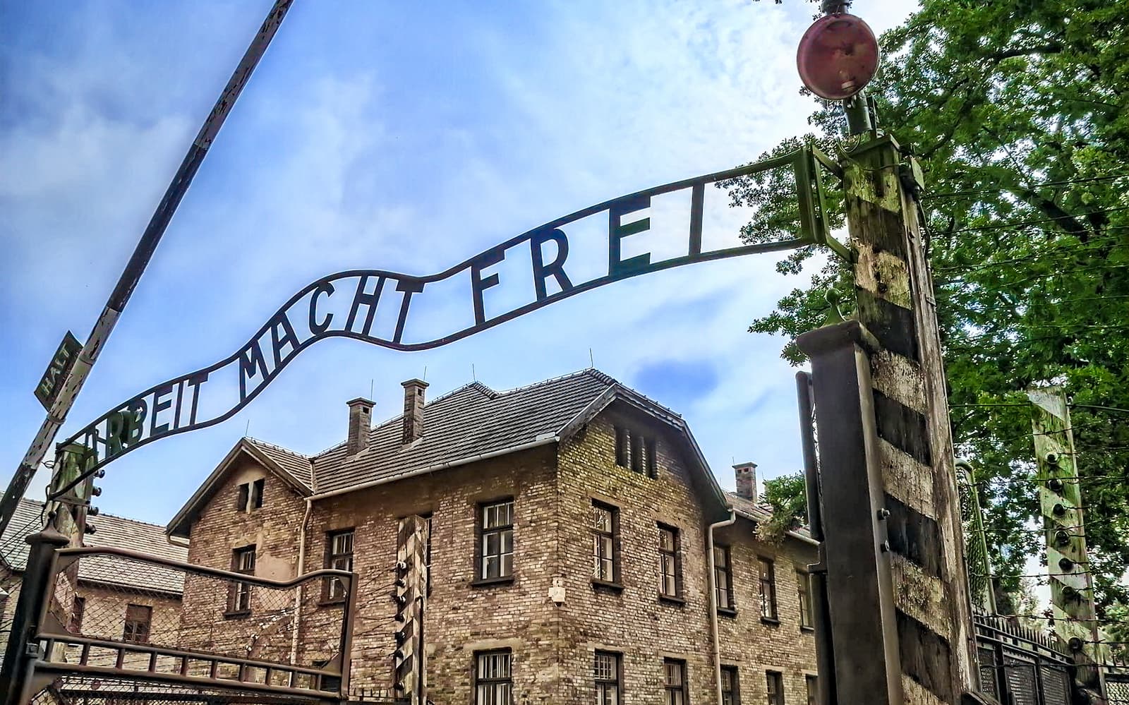 From Warsaw: Auschwitz-Birkenau Tour with Premium Train Transportation
