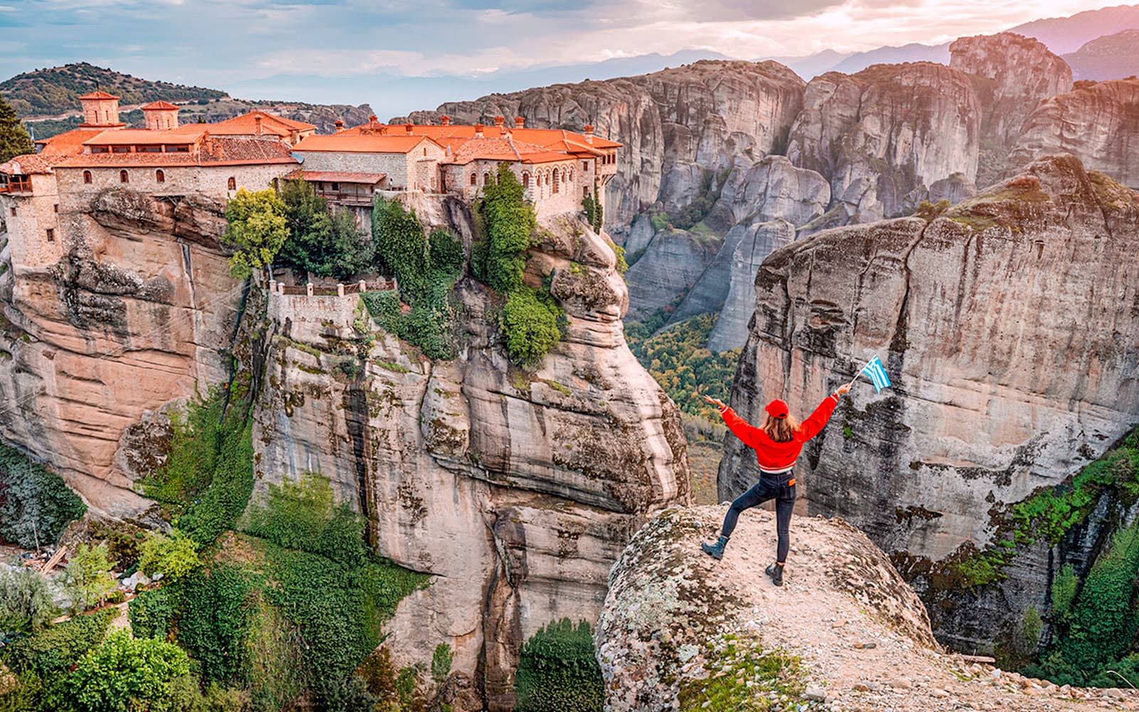 From Thessaloniki: Meteora Monasteries & Caves Full-Day Trip