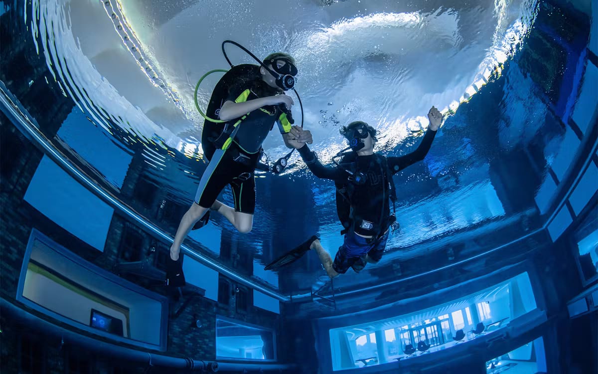 906f57e8a9fd12e73f4ad352c736e6ee-17774-dubai-deep-dive-dubai---discover-scuba-diving--02.avif