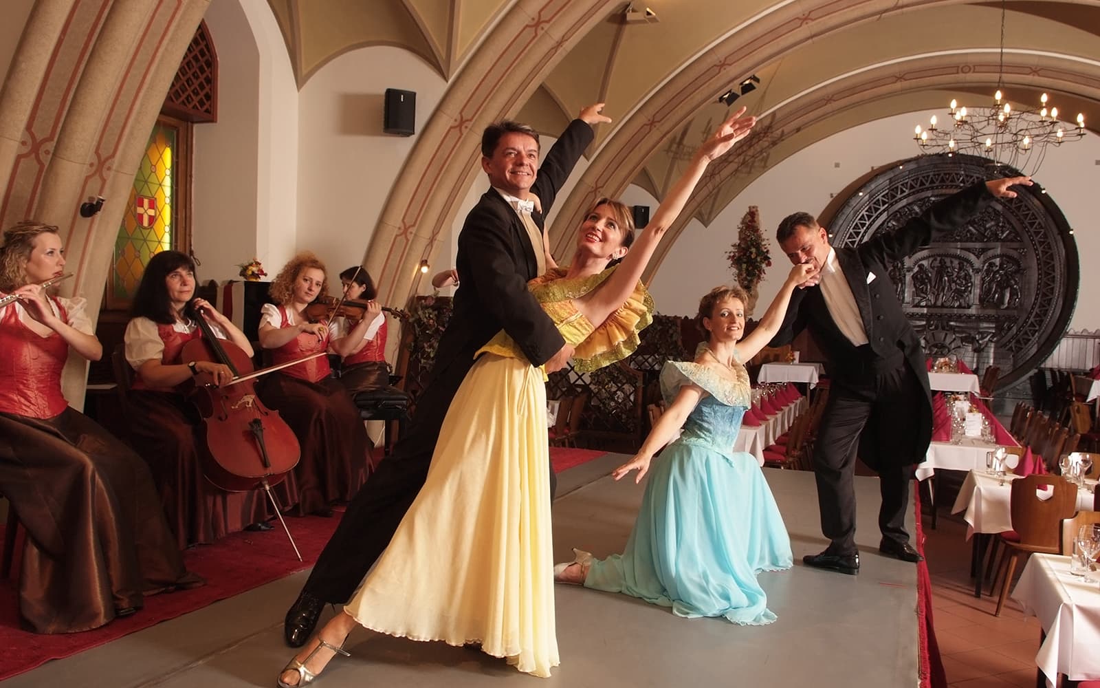 Wiener Rathauskeller: Traditional Dinner Show tickets in Vienna - Features | TickYourList