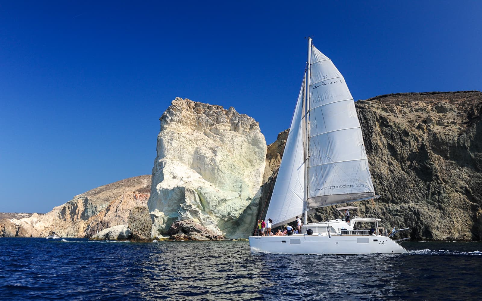 Catamaran Cruise in Santorini with Greek Lunch & Transfers