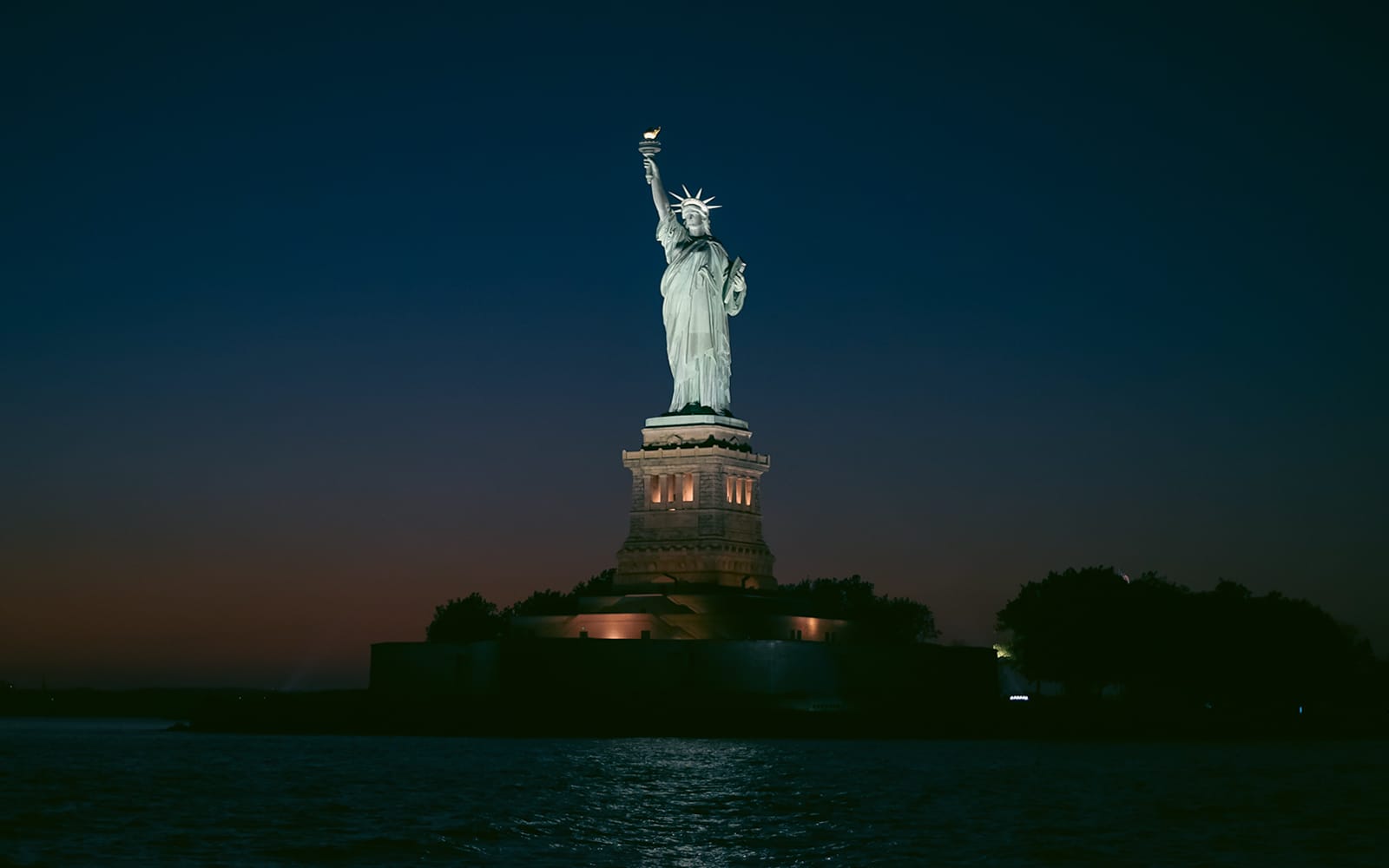 092c0e63e06b74c028abeff339ffab07-The%20Statue%20of%20Liberty%20at%20night.jpg