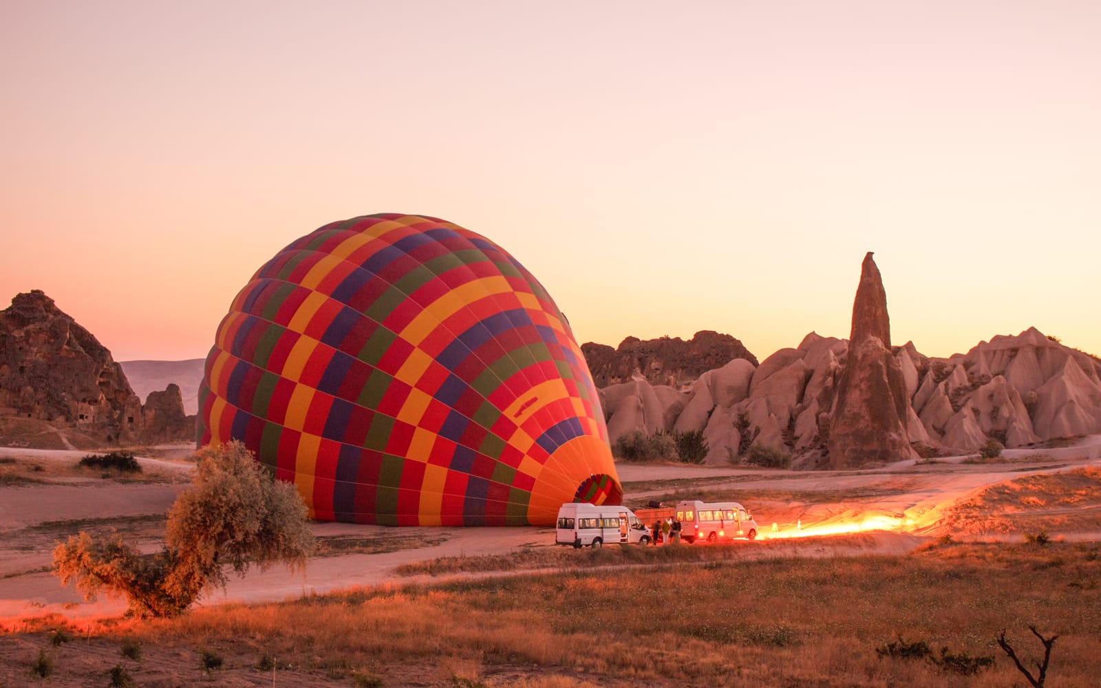 2daf4216f92df9afcf58f4d18ea1e4c7-17762-Cappadocia-CappadociaGoremeSunriseHotAirBalloonTourwithBreakfast-Transfer-07.jpg