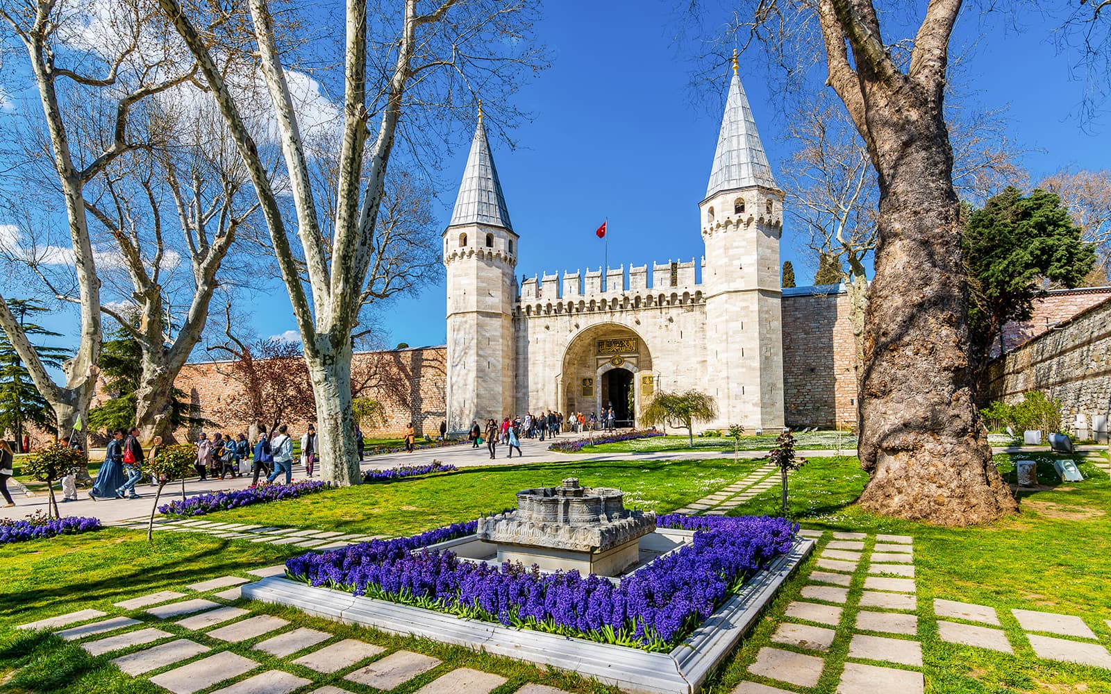 Istanbul Mosques & Palaces Guided Tour with Tea & Turkish Delights tickets in Istanbul - Features | TickYourList