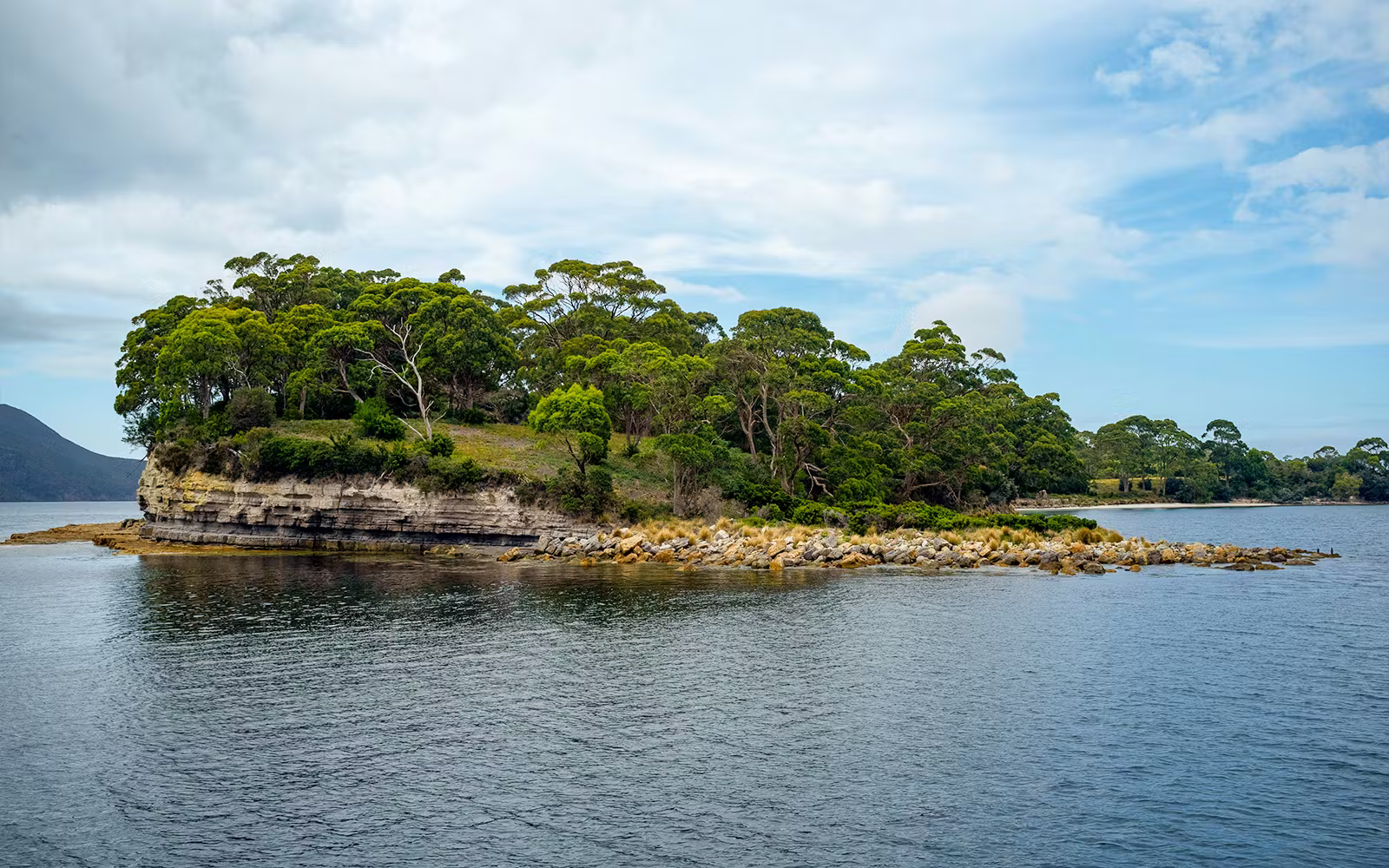 Water Sports-e69a756b317c11bc3137cad74b7ca9cc-23637-hobart-port-arhur---tasmanian-devils-active-day-tour-10.avif