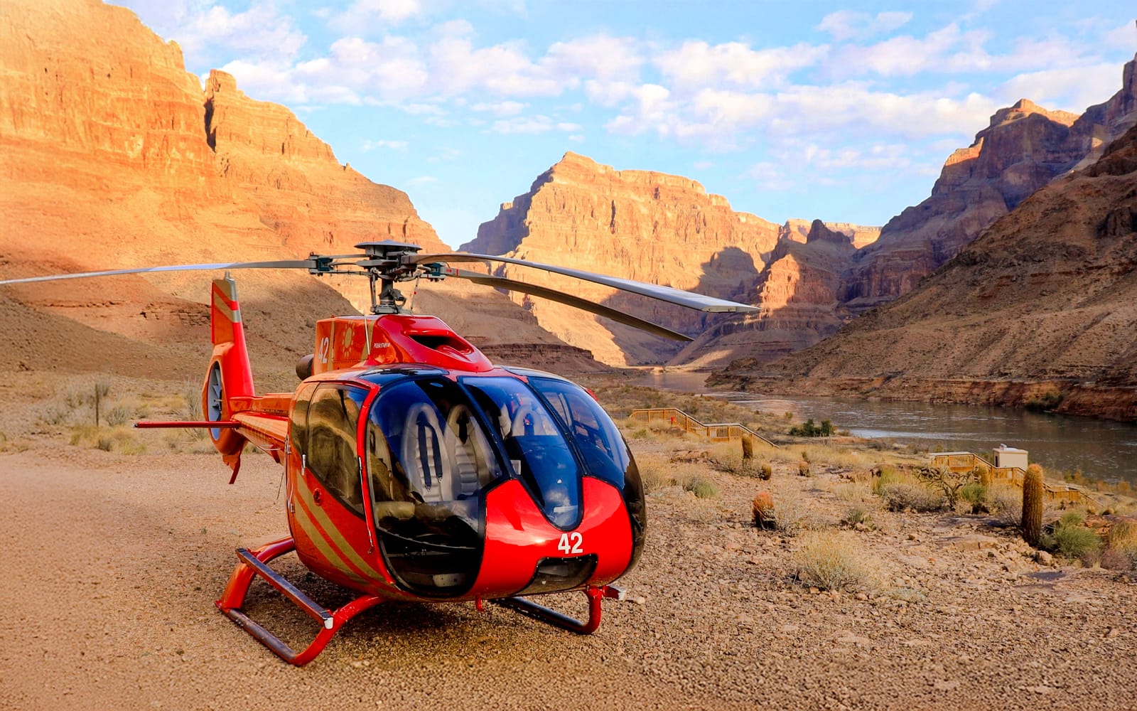 06b24e05168ffd1c571f7a80d57b7d05-25615-LasVegas-15-minGrandCanyonWestRimHelicopterTourwithFloorLanding-BoatRide-08.jpg