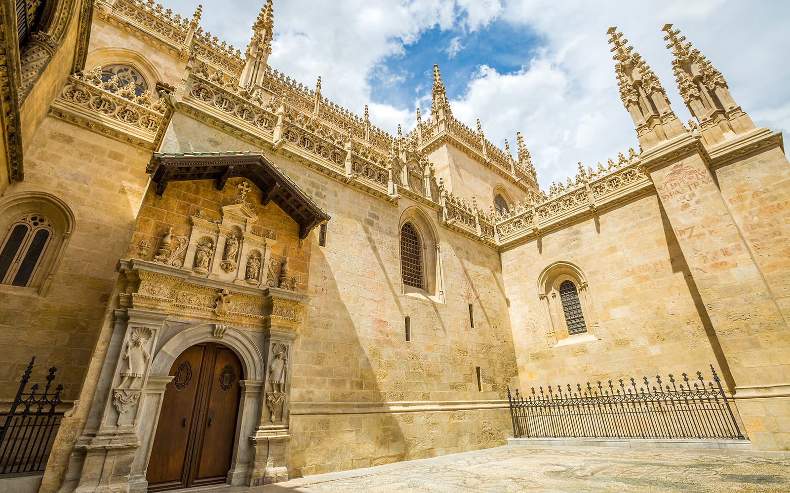 397e67ff-ed9a-44a6-9149-8cd123fe4871-17654-granada-cathedral-and-royal-chapel-of-granada-01.jpg