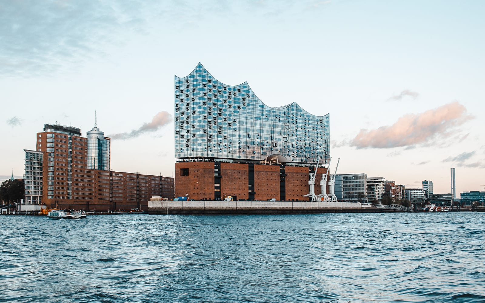 35c328f3c76bc643b913671a6a29f855-28365-hamburg-elbphilharmonie-exterior-tour-01.jpg