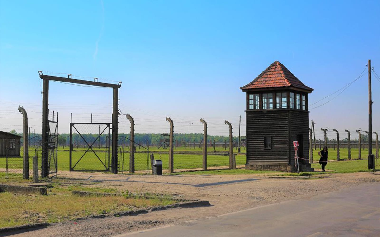58021fcf-9027-4890-9c79-7d6ec8524599-17301-krakow-auschwitz-birkenau-museum--fast-track-entry-pass---tour-04.jpg
