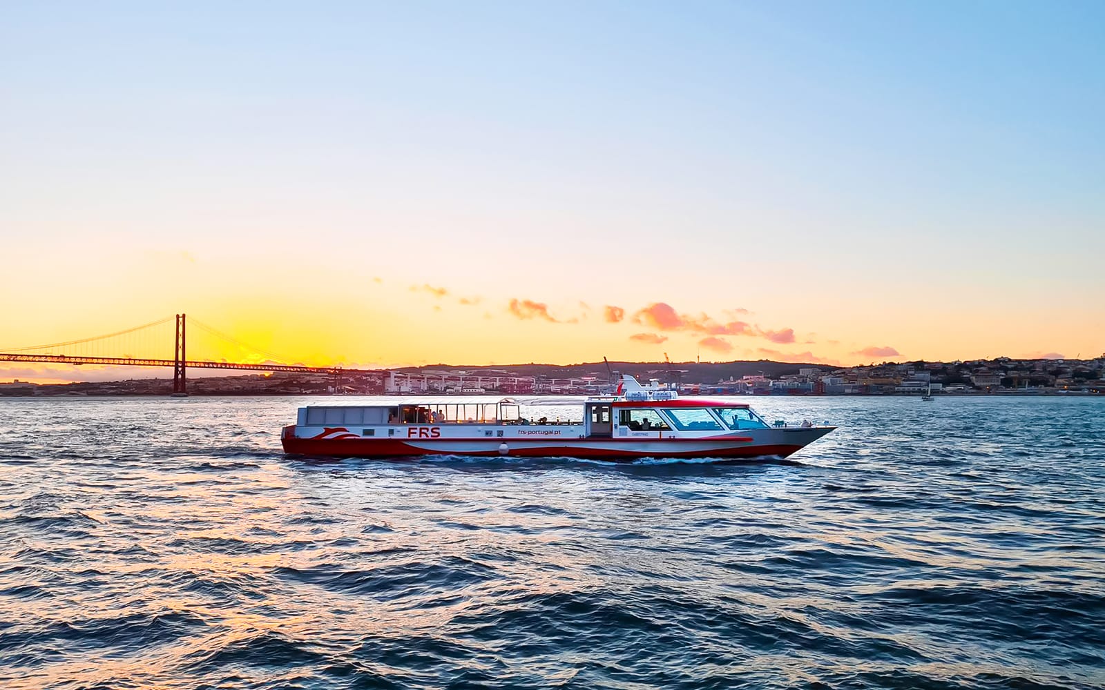 a2b2491ab4e2728b26004cb8b281b672-19630-lisbon-sunset-cruise-on-tagus-river-02.jpg