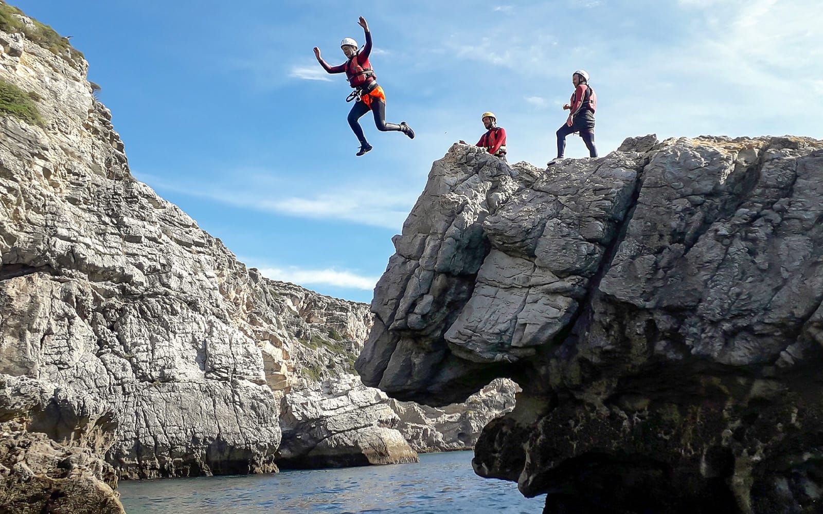 5a35dc12e35fe5c0812f70dc9cdbcbc8-19365-lisbon-coasteering-adventure-03.jpg