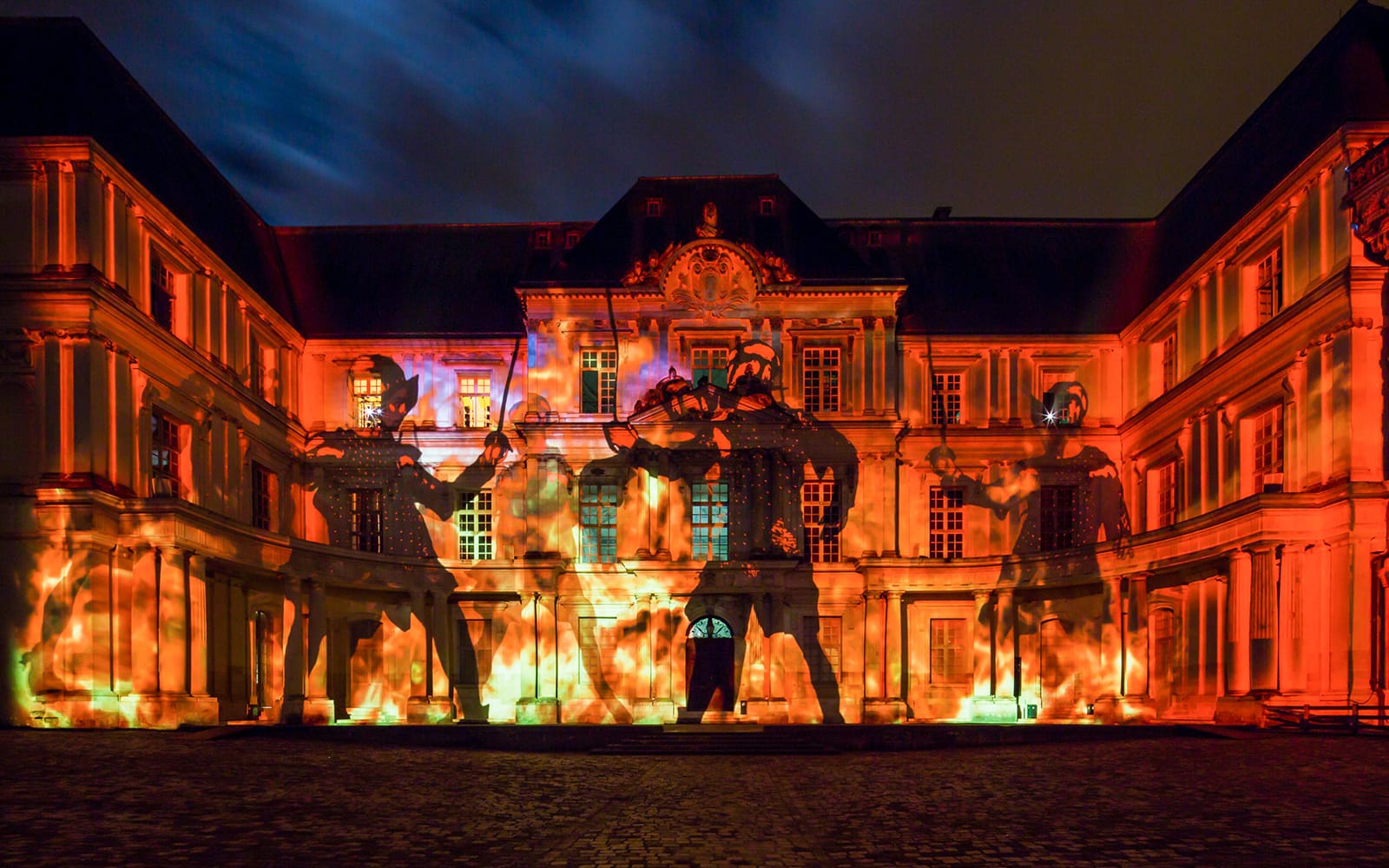 304dc142af764d6facdc1d5d1daaa463-27594-loire-valley-sound-and-light-show-at-royal-blois-castle-with-skip-the-line-tickets-03.jpg