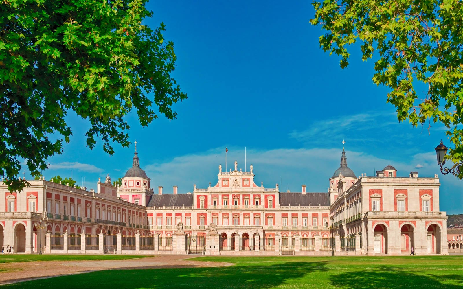 35c86b5b-b114-4a1f-b398-28ccfc021655-11715-madrid-fast-track-tickets-royal-palace-of-aranjuez-01.jpg