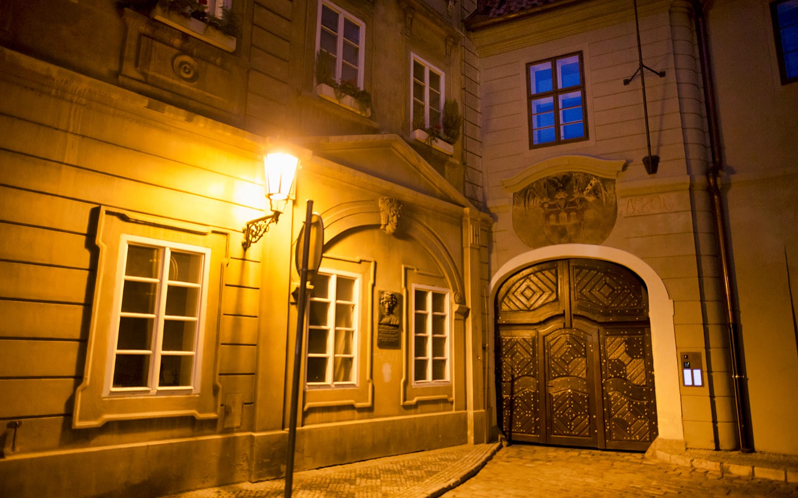 18890024-5bb2-40ad-b205-ea92a815f058-12240-prague-prague-evening-tour--ghosts-and-legends-of-the-old-town--02.jpg