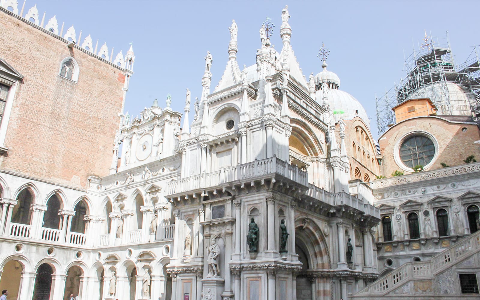 0633c89465d4f4714284a195d5f44bb1-11774-venice-absolute-venice-walking-tour--doge-s-palace---st-mark-s-basilica-03.jpg