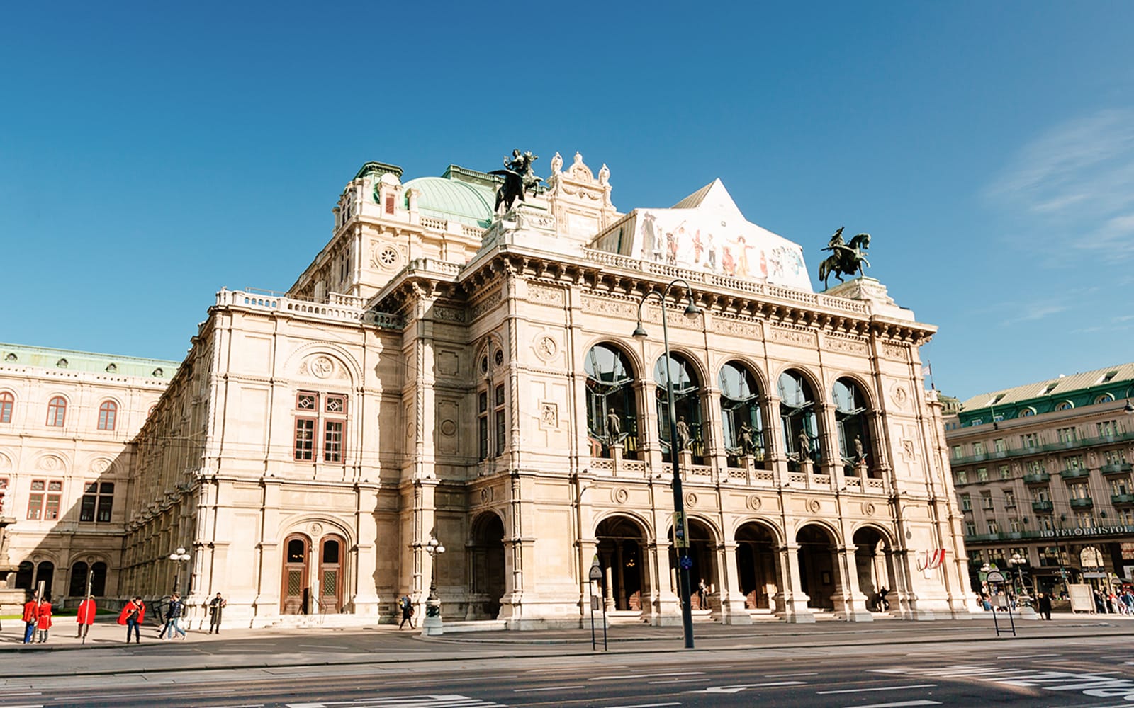 1baaa404060a16c2e8d2848e380a7419-1-Staatsoper-4--c-VIENNASIGHTSEEINGTOURS-BernhardLuck.jpg