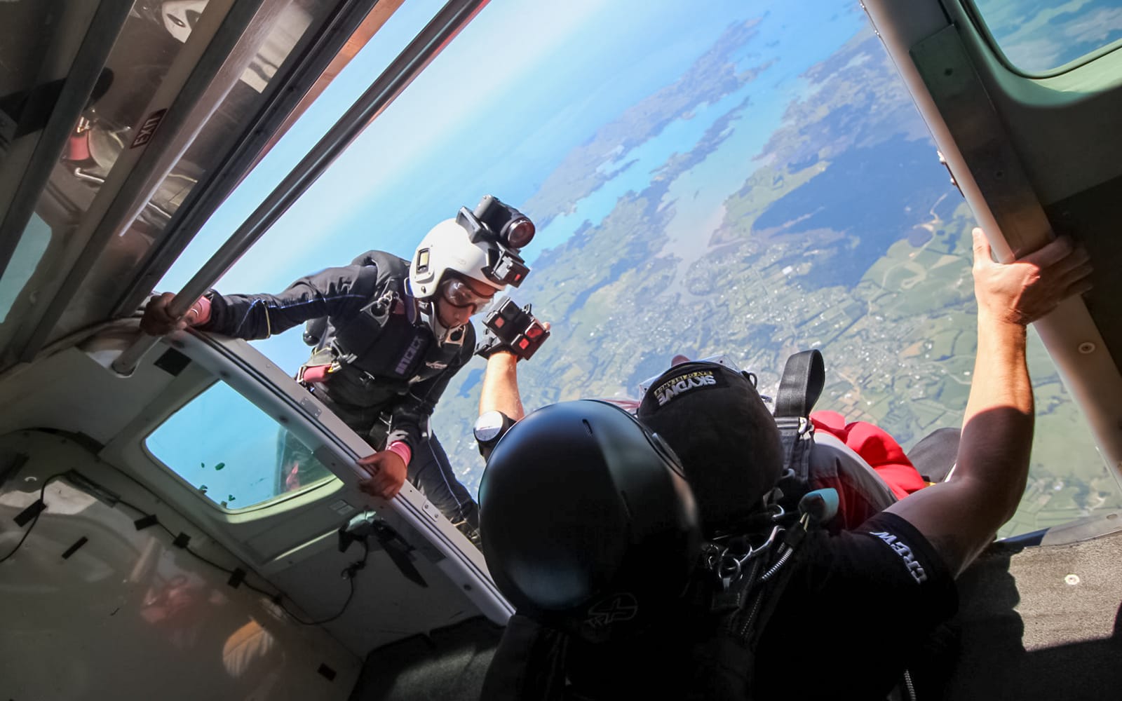 16892c89fa3a21128fcbc4638b6e55df-29149-paihia-12-000ft-skydive-04.jpg