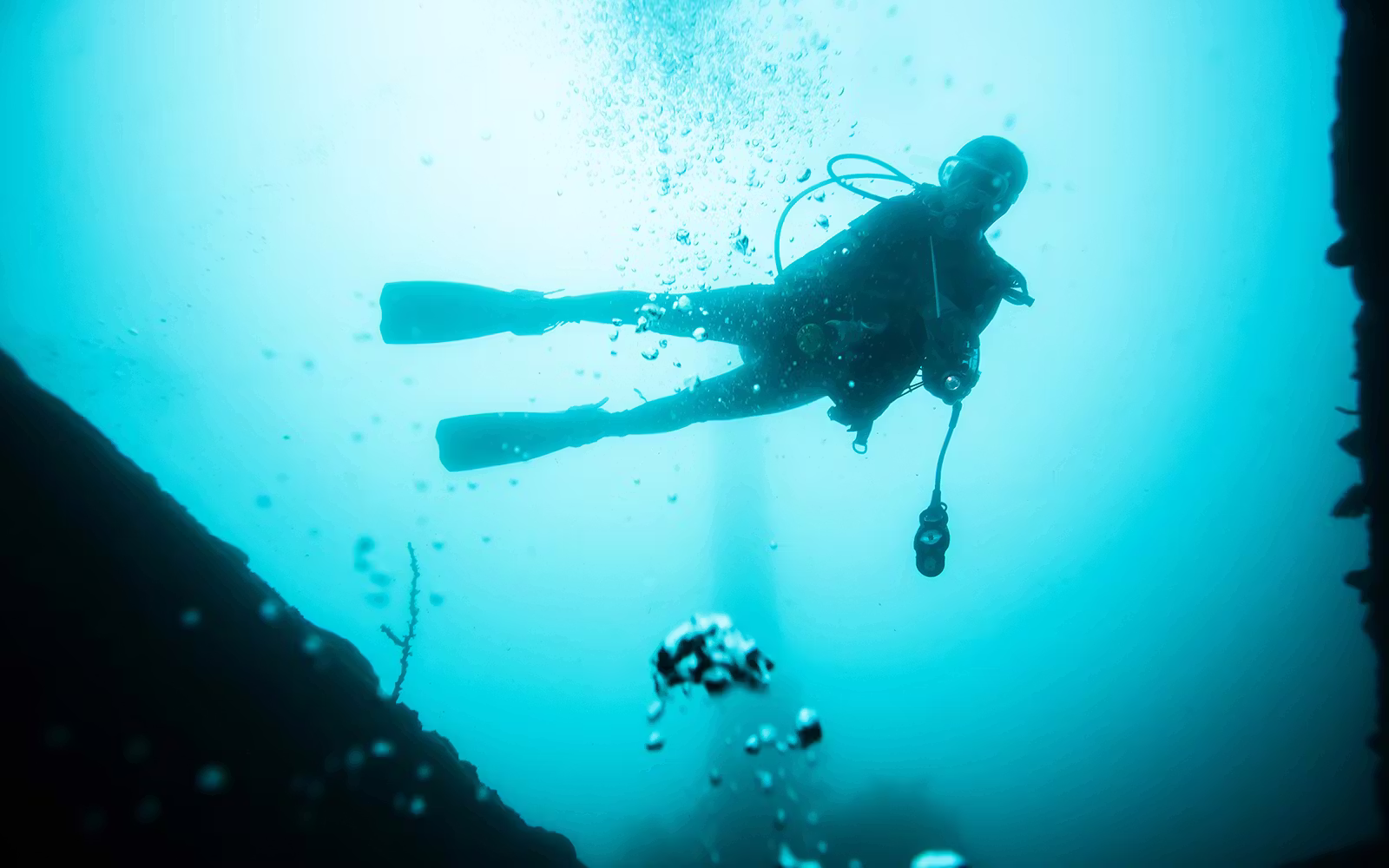 Scuba Diving-e975fb4386a18c3d55c1eb813d44f845-20325-antalya-mediterranean-sea-diving-experience-with-transfer-07.avif