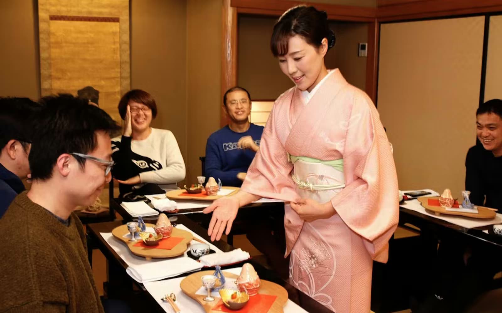Dining-06fd94c0b56f89f2f000685a42f03fd1-19564-kyoto-kyoto-authentic-kaiseki-dining--02.avif